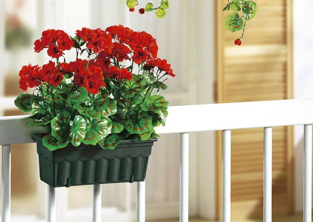 Rote Geranien im Blumenkasten künstliche Pflanze Deko Balkonpflanze