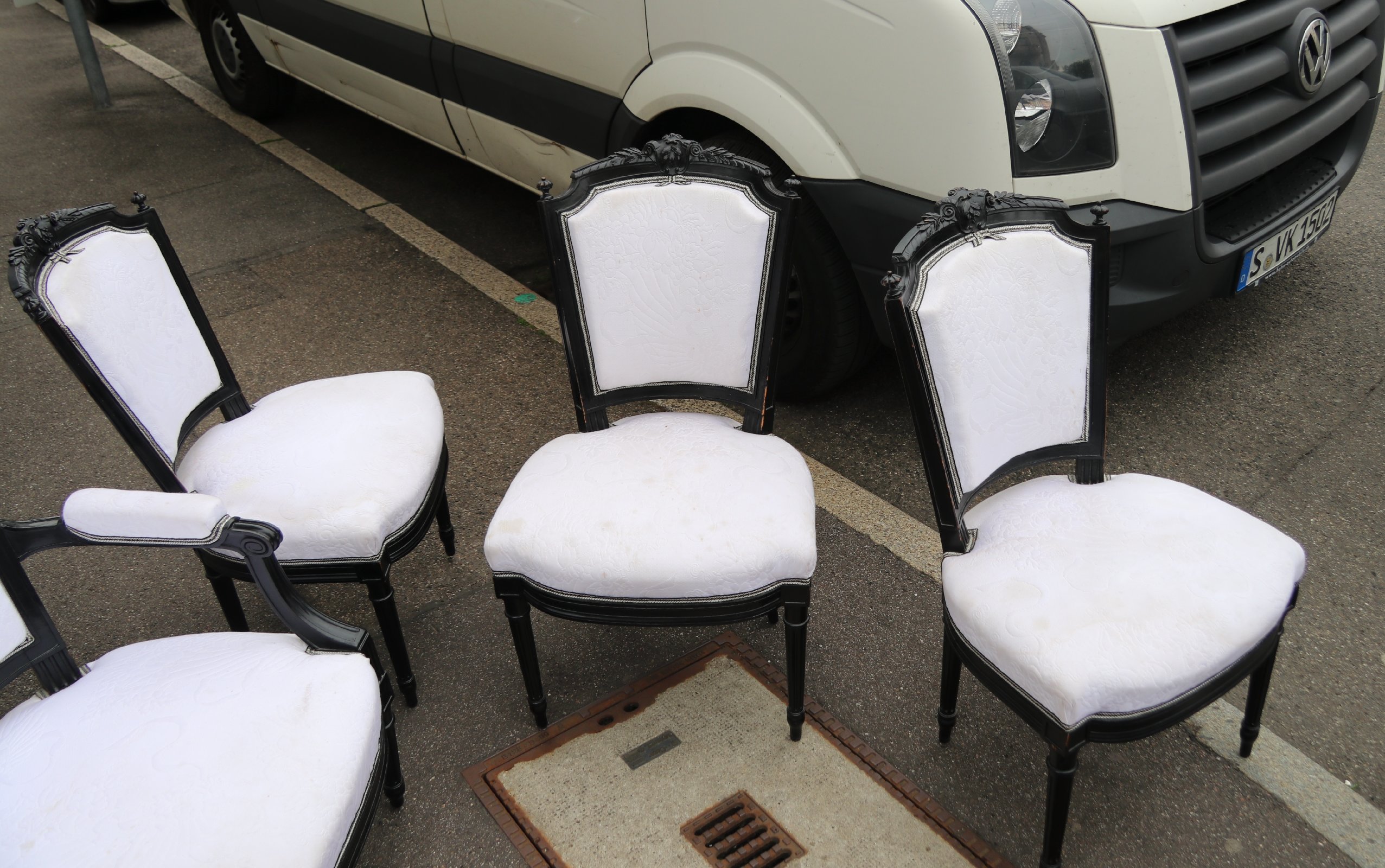 Antikes Sofa mit 6 passenden Stühlen neu bezogen Holz schwarz gefasst